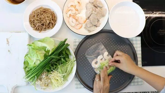 Cuốn thật chặt tay (Ảnh YouTube: ThaTha & Healthy Living Style). Cuốn thật chặt tay (Ảnh YouTube: ThaTha & Healthy Living Style).