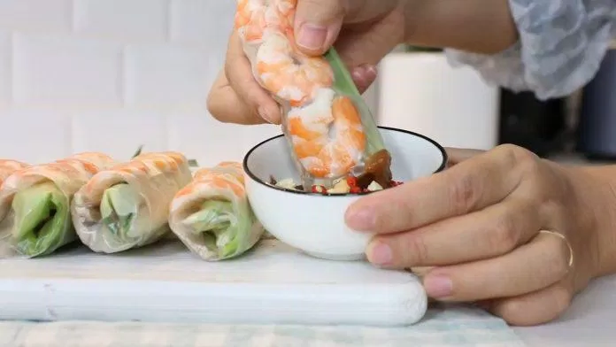 Gỏi cuốn tôm thịt "eat clean" phiên bản "healthy" hơn (Ảnh YouTube: Gỏi cuốn tôm thịt "eat clean" phiên bản "healthy" hơn (Ảnh YouTube: