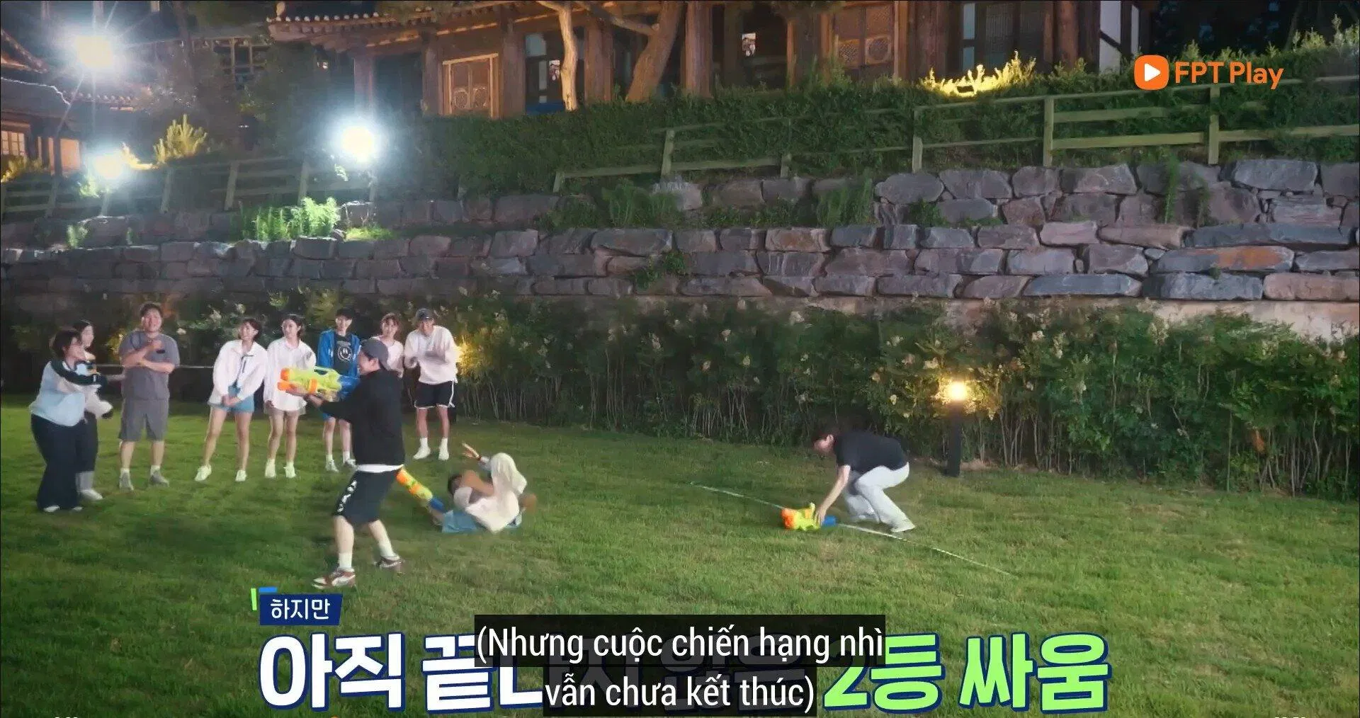 Hai diễn viên "gục ngã" trong trò chơi (Ảnh: Internet)