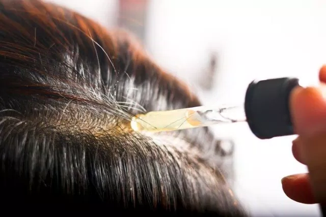 Dầu dưỡng tóc vẫn có thể sử dụng trên da đầu nhưng đừng để quá lâu bạn nhé (Ảnh: internet)