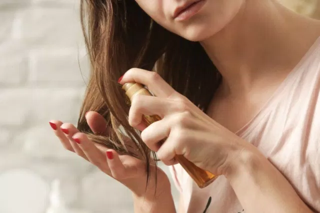 Dầu dưỡng tóc là một sản phẩm rất cần thiết nếu các bạn muốn cải tiện và phục hồi mái tóc của mình (Ảnh: internet)