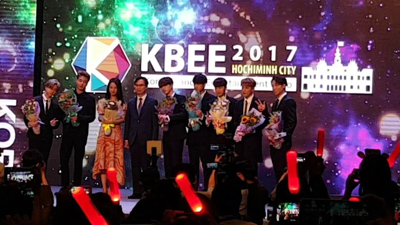 Buổi biểu diễn trở thành concert thu nhỏ của IKON với tràn ngập sắc đỏ của lightstick (Ảnh: Internet)