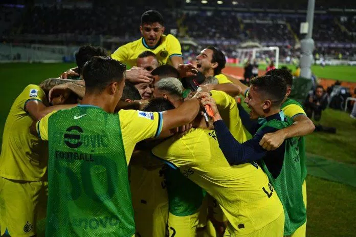 Các cầu thủ Inter Milan tràn xuống sân ăn mừng sau chiến thắng quan trọng (Ảnh: Internet) Các cầu thủ Inter Milan tràn xuống sân ăn mừng sau chiến thắng quan trọng (Ảnh: Internet)