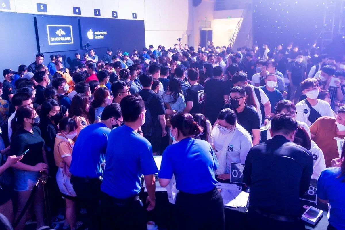 Hàng trăm khách hàng xếp hàng từ đêm ngày 13/10 để có thể trải nghiệm iPhone 14 Pro Max sớm nhất (Ảnh: Internet) Hàng trăm khách hàng xếp hàng từ đêm ngày 13/10 để có thể trải nghiệm iPhone 14 Pro Max sớm nhất (Ảnh: Internet)