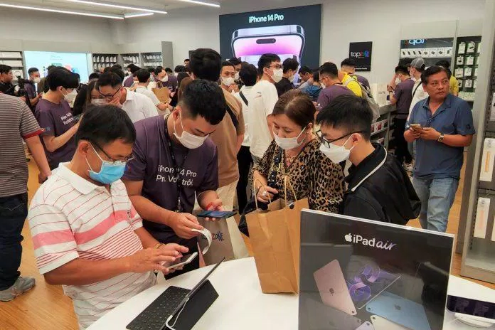 Những khách hàng đầu tiên trải nghiệm phiên bản iPhone 14 Pro Max trong đợt mở bán chính thức tại thị trường Việt Nam (Ảnh: Internet)