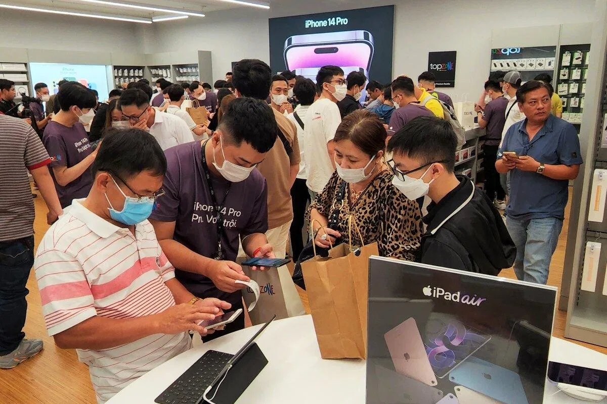 Những khách hàng đầu tiên trải nghiệm phiên bản iPhone 14 Pro Max trong đợt mở bán chính thức tại thị trường Việt Nam (Ảnh: Internet) Những khách hàng đầu tiên trải nghiệm phiên bản iPhone 14 Pro Max trong đợt mở bán chính thức tại thị trường Việt Nam (Ảnh: Internet)