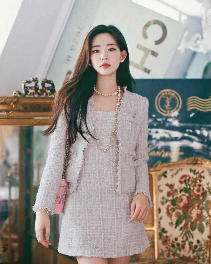 Hóa thân thành tiểu thư trong set đồ tweed (ảnh: Internet)