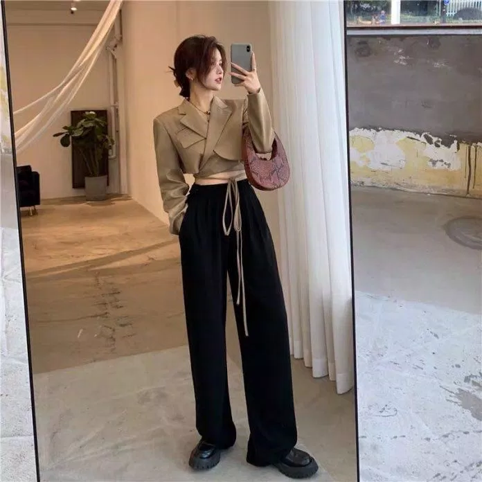 Blazer kiểu crop top lộ eo (ảnh: Internet)