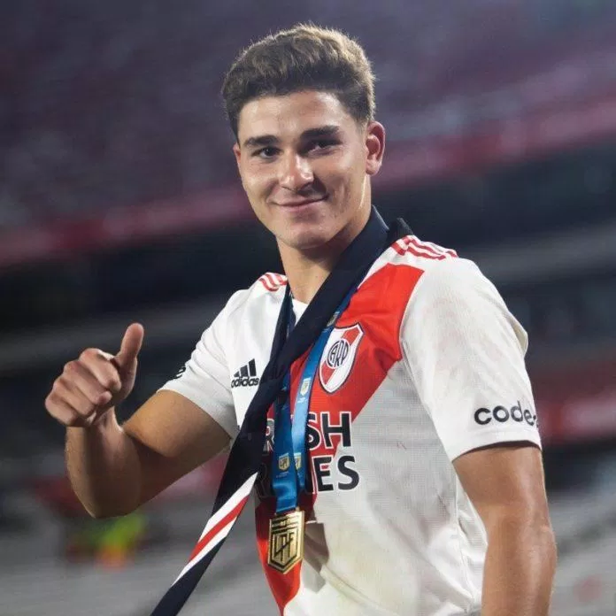 Julian Alvarez thi đấu nổi bật trong màu áo River Plate (Ảnh: Internet)