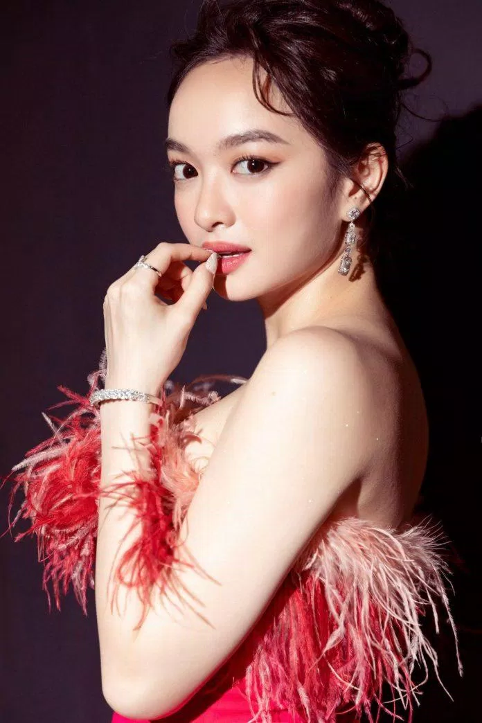 91 Review “Cô gái từ quá khứ”: 5 yếu tố chứng minh đây là một phim Việt đáng xem mới nhất 16 Kaity Nguyễn đã chứng minh được bản thân hoàn toàn có thể thoát được khỏi cái bóng của Linh Đan trong "Em chưa 18". (Ảnh: Internet)