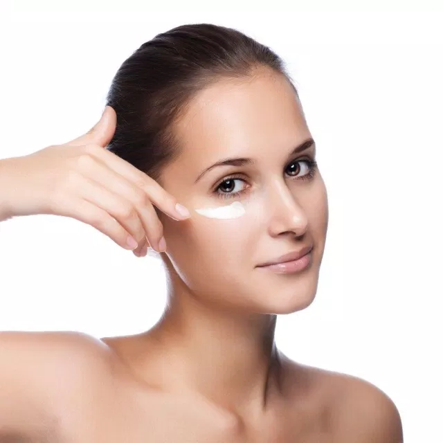 Đối với kem mắt, các bạn nên ưu tiên các sản phẩm có khả năng thẩm thấu nhanh vào da (Ảnh: internet)