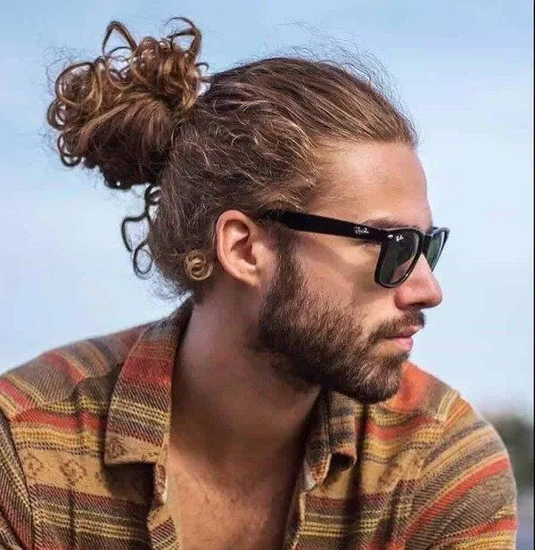 Kiểu tóc nam búi cao Man Bun (nguồn: i