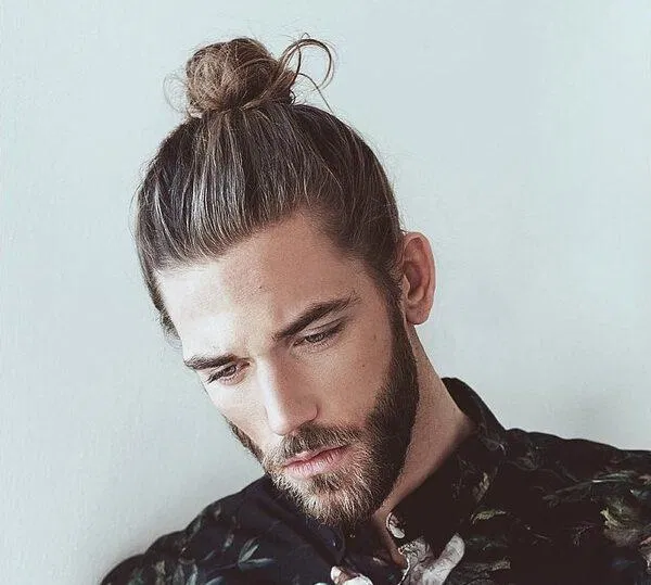Kiểu tóc nam búi cao Man Bun (nguồn: internet)