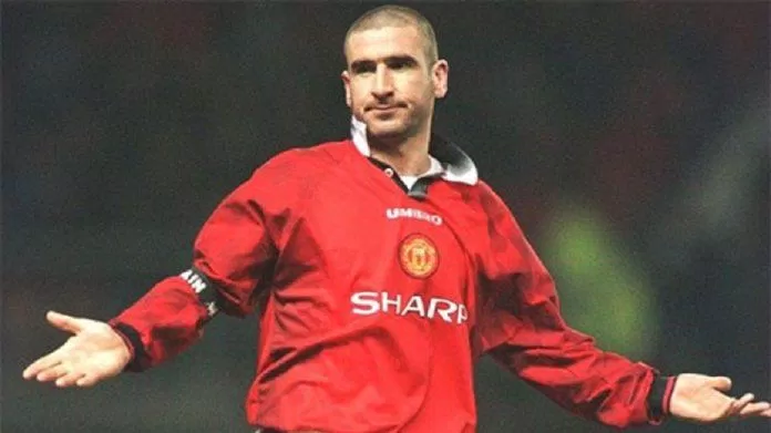 Phong cách ăn mừng đầy ngạo nghễ của Eric Cantona đã trở thành một biểu tượng ở sân Old Trafford (Ảnh: Internet)