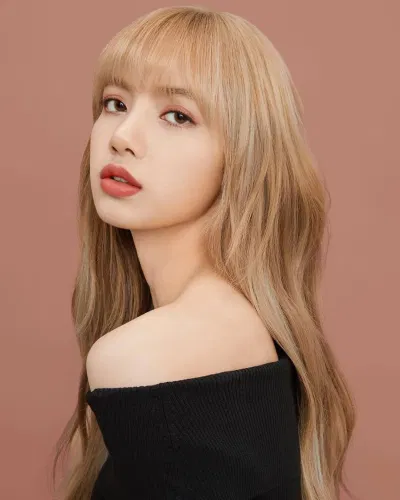 Nhan sắc xinh đẹp tựa búp bê của Lisa (ảnh: Internet)