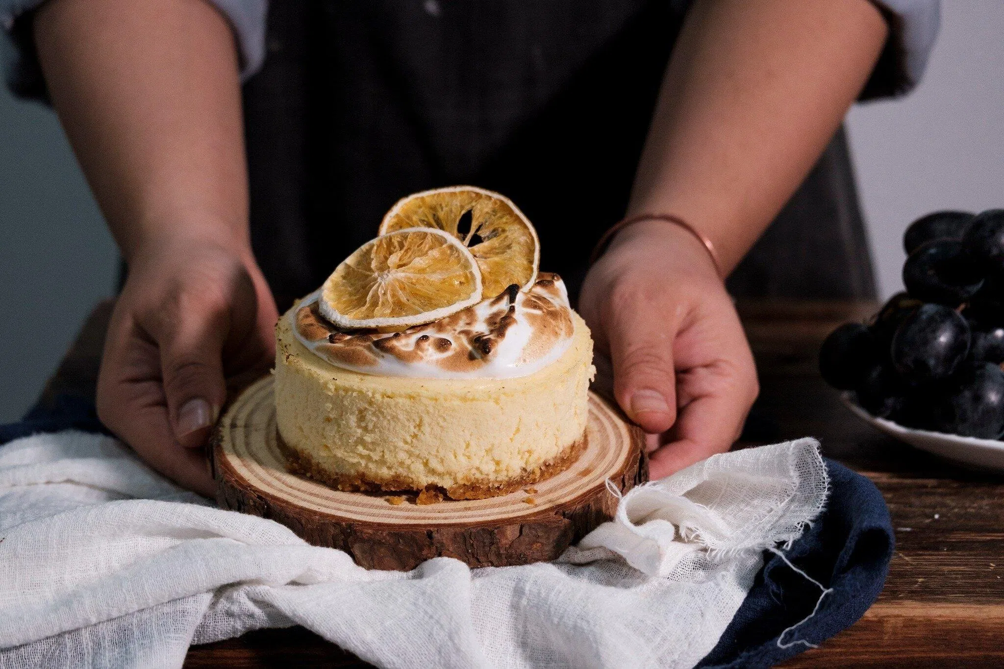 Làm ra những chiếc bánh xinh xắn trong workshop làm bánh tại The Open Space. Nguồn: internet