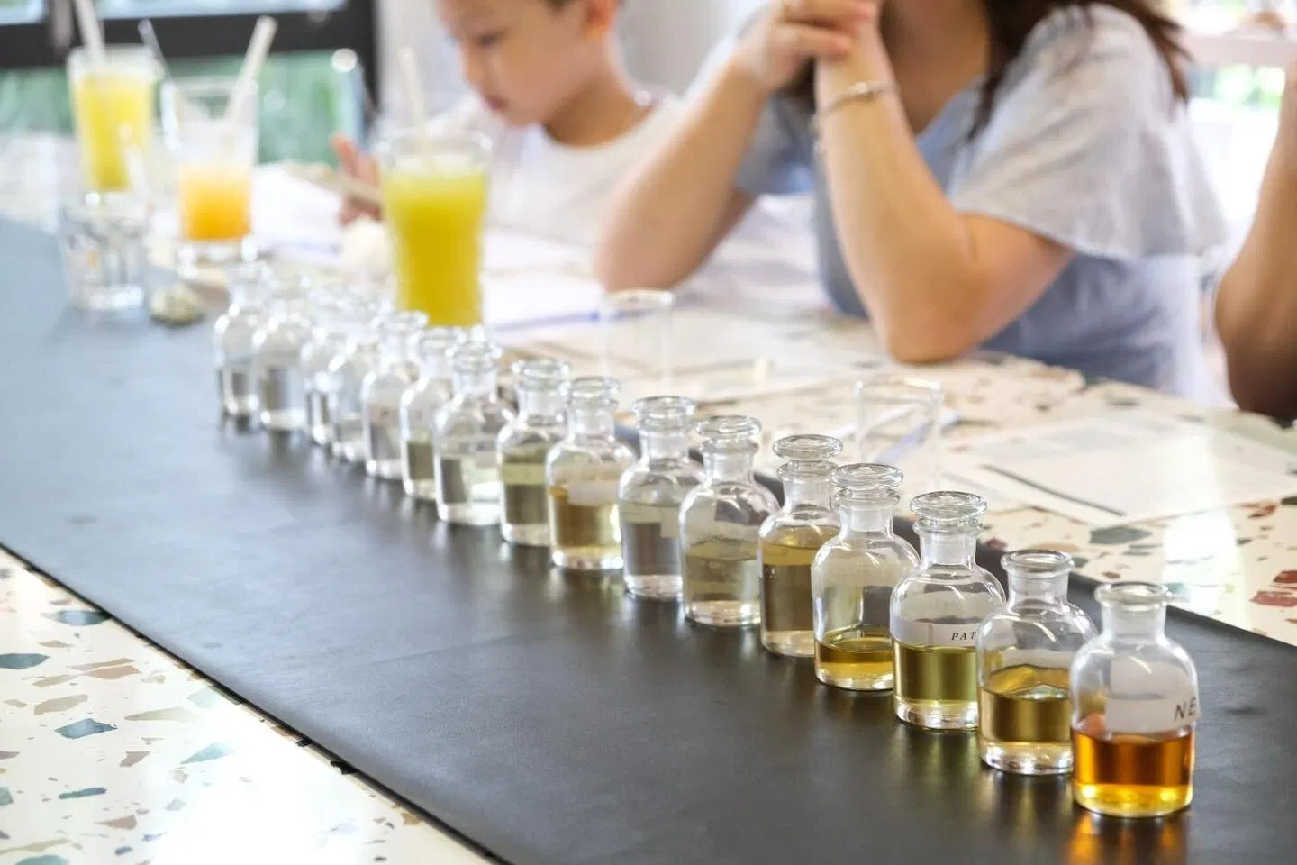 Tự tay làm nước hoa và nến thơm theo sở thích tại NOTE - The Scent Lab. Nguồn: internet