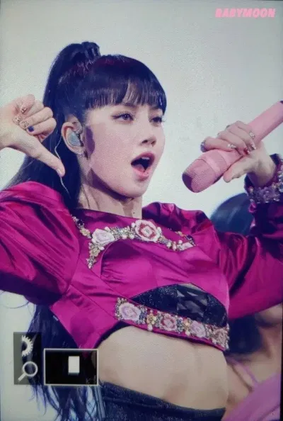 BLACKPINK Lisa đã dùng rất nhiều năng lượng sau màn vũ đạo mệt mỏi (Ảnh: Internet)