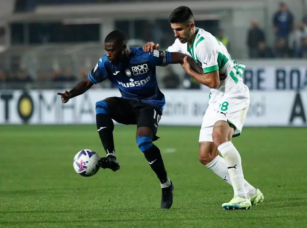 Ademola Lookman ấn định tỉ số 2-1 cho Atalanta qua đó giúp đội bóng này tạm thời đứng đầu Serie A (Ảnh: Internet) Ademola Lookman ấn định tỉ số 2-1 cho Atalanta qua đó giúp đội bóng này tạm thời đứng đầu Serie A (Ảnh: Internet)