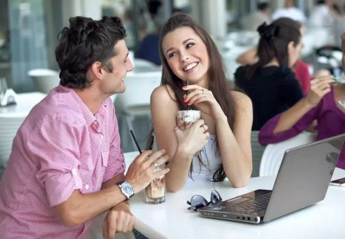 Những cái chọc ghẹo nho nhỏ có thể khiến bạn trông thú vị hơn (Ảnh: Internet) Những cái chọc ghẹo nho nhỏ có thể khiến bạn trông thú vị hơn (Ảnh: Internet)