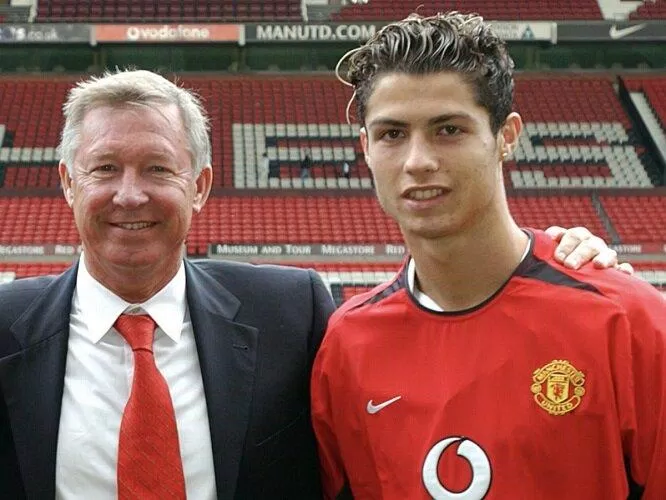 Ronaldo được Sir Alex đưa về Man Utd với cái giá cao kỉ lục dành cho một cầu thủ tuổi teen (Ảnh: Internet)