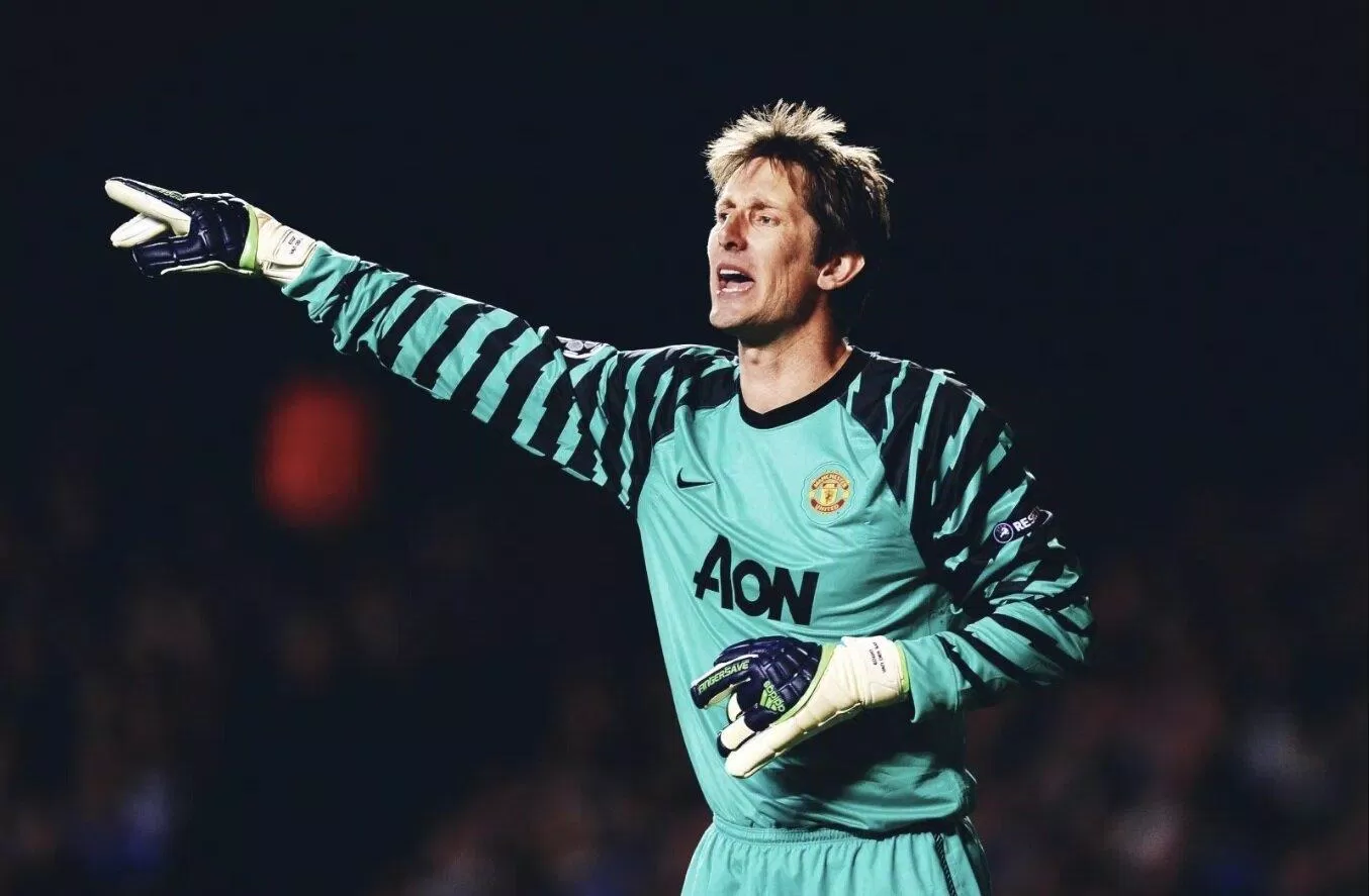 Edwin van der Sar trở thành thủ lĩnh hàng phòng ngự Man Utd trong suốt những năm Man Utd thống trị nước Anh (Ảnh: Internet)