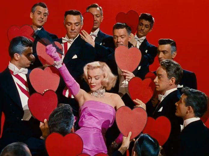 Chắc hẳn ai trong đời cũng từng nhìn thấy qua chiếc váy hồng kinh điển của Marilyn Monroe. Nguồn: internet