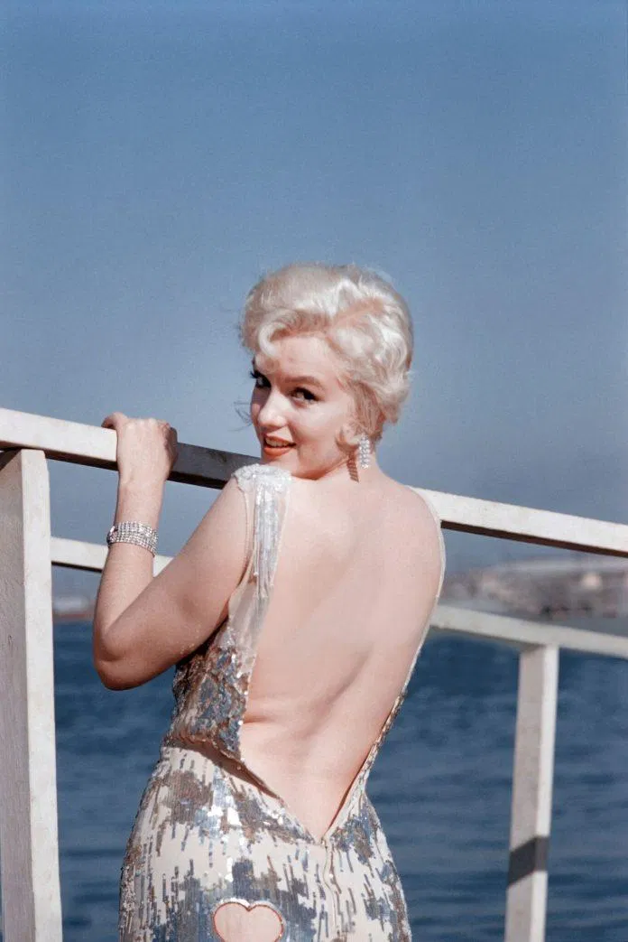 Chiếc váy lấp láp khoe trọn vẻ quyến rũ của huyền thoại Hollywood. Nguồn: internet