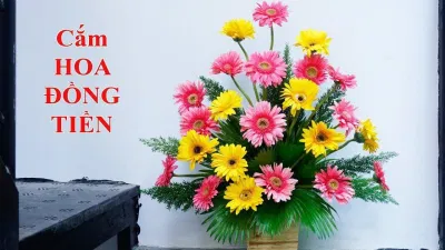 Mẫu cắm hoa đồng tiền đẹp cho bàn thờ. (Ảnh: Internet)