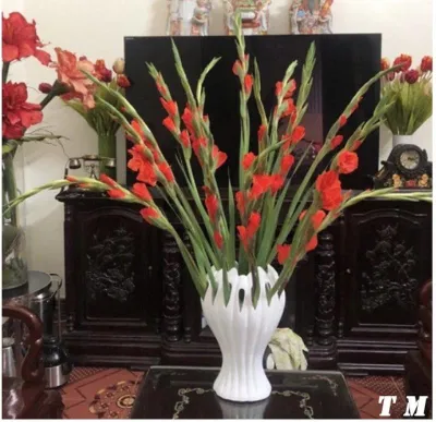 Mẫu cắm hoa lay ơn đẹp cho bàn thờ. (Ảnh: Internet)