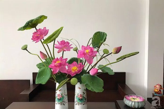 Mẫu cắm hoa sen đẹp cho bàn thờ. (Ảnh: Internet)