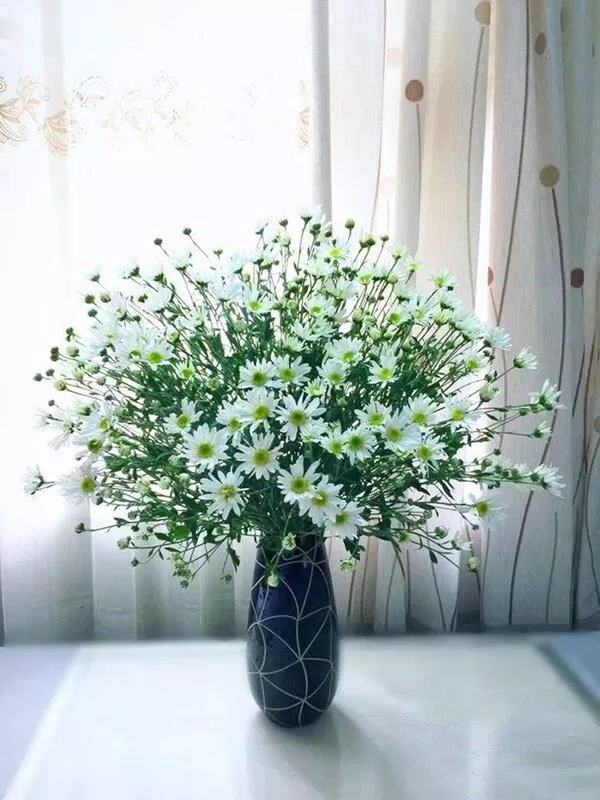 Mẫu cắm hoa cúc đẹp cho bàn thờ. (Ảnh: Internet)