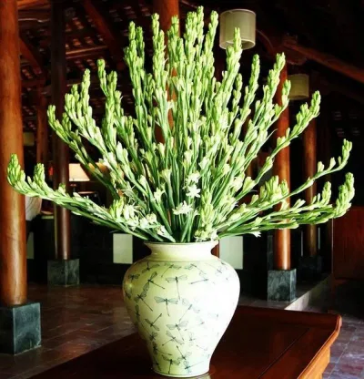 Mẫu cắm hoa huệ đẹp cho bàn thờ. (Ảnh: Internet)