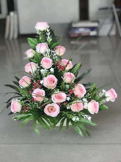 Mẫu cắm hoa hồng đẹp cho bàn thờ. (Ảnh: Internet)