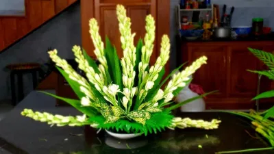 Mẫu cắm hoa huệ đẹp cho bàn thờ. (Ảnh: Internet)