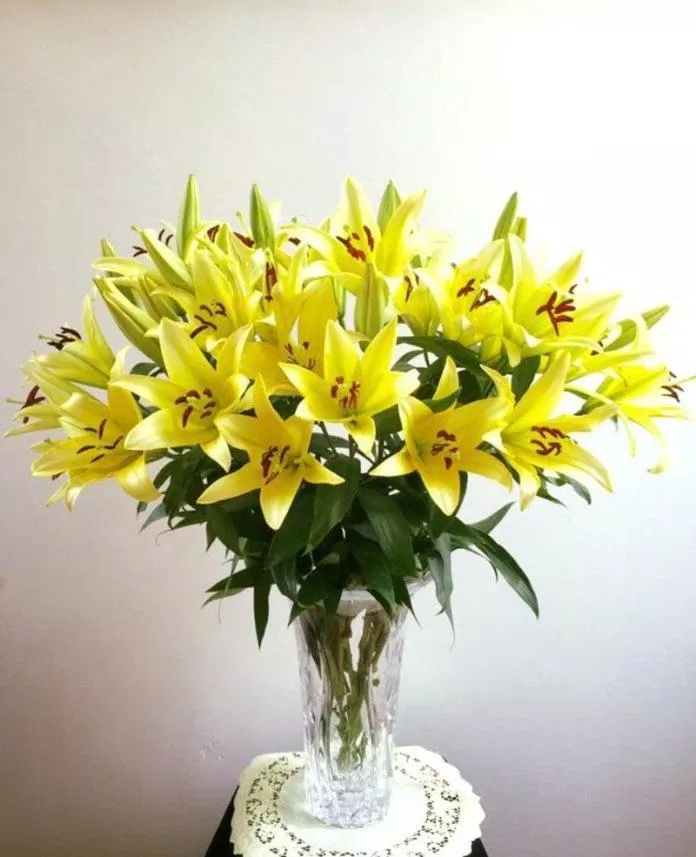 Mẫu cắm hoa ly đẹp cho bàn thờ. (Ảnh: Internet)