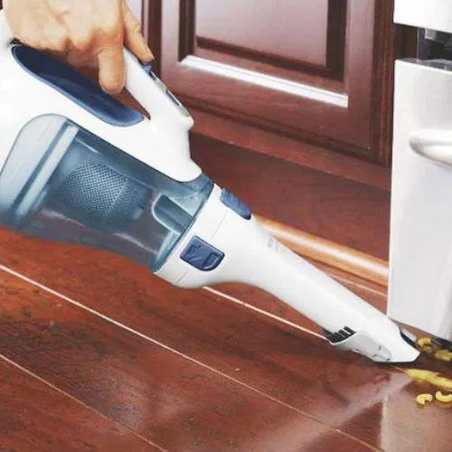 Máy hút bụi cầm tay là lựa chọn hoàn hảo với sàn gỗ (Nguồn: Internet)