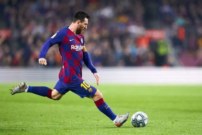 Messi từng ghi 50 bàn từ chấm đá phạt trực tiếp trong màu áo của Barca (Ảnh: Internet)