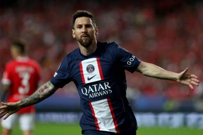 Messi tiếp tục ghi bàn cực phẩm với pha đặt lòng ngoài vòng cấm (Ảnh: Internet)