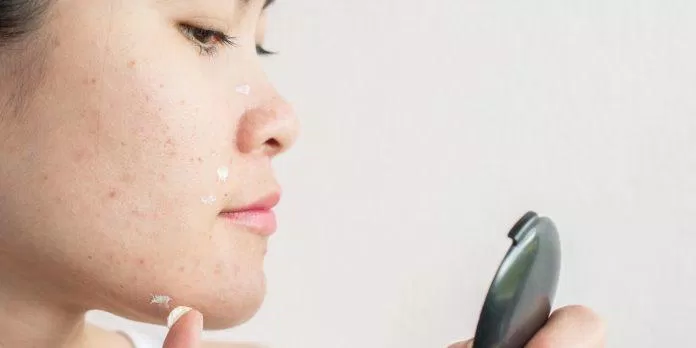 Tránh sử dụng các sản phẩm gây mụn để hạn chế mụn đầu đen (Ảnh: Internet)