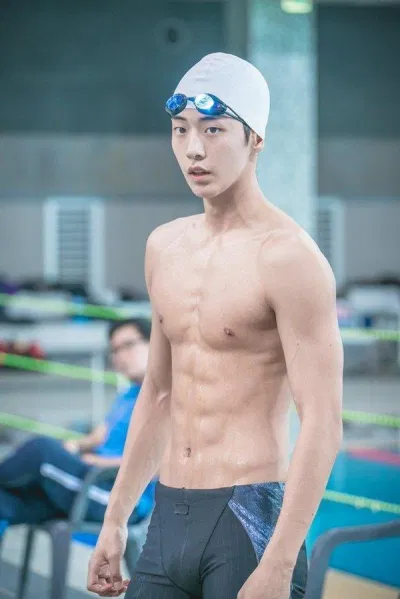 Thân hình của Nam Joo Hyuk đẹp như bước ra từ truyện tranh (Ảnh: Internet)