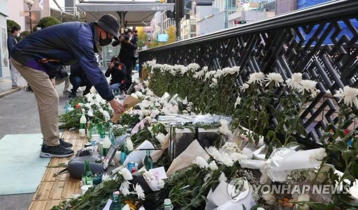 Ngày 31-10, một người đến dâng hoa gần hiện trường vụ giẫm đạp thảm khốc trong lễ hội Halloween ở quận Itaewon. (Ảnh: YONHAP)