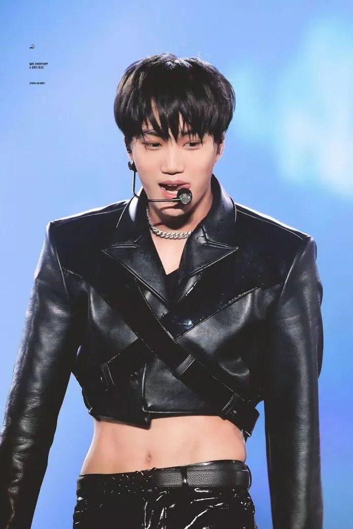 Kai được xem là idol nam khởi đầu xu hướng mặc croptop ( ảnh: internet).