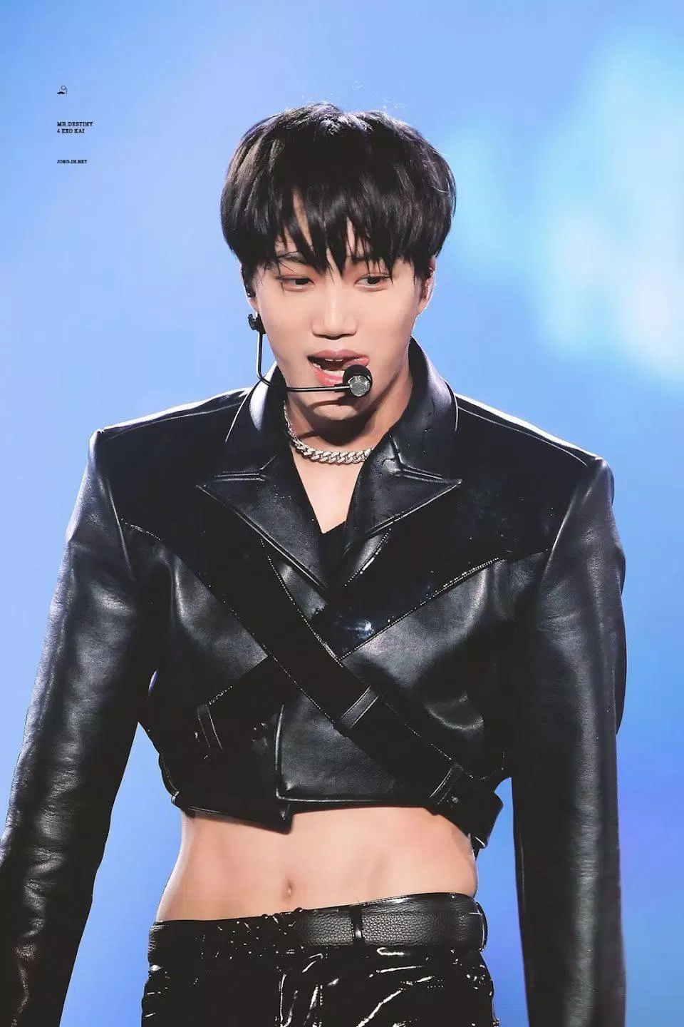 Kai được xem là idol nam khởi đầu xu hướng mặc croptop ( ảnh: internet).