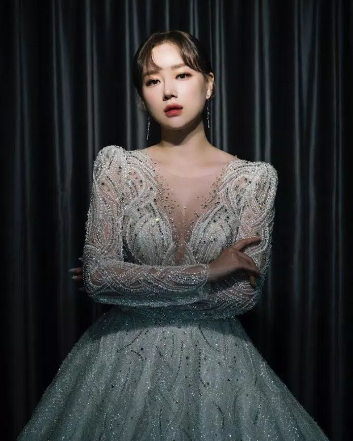 Nữ idol xinh đẹp quyến rũ trong váy cưới (Ảnh: Internet)
