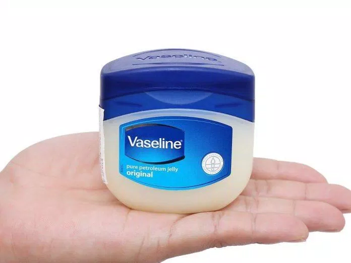 Dùng vaseline để nuôi dưỡng lông mày tự nhiên (ảnh: Internet)