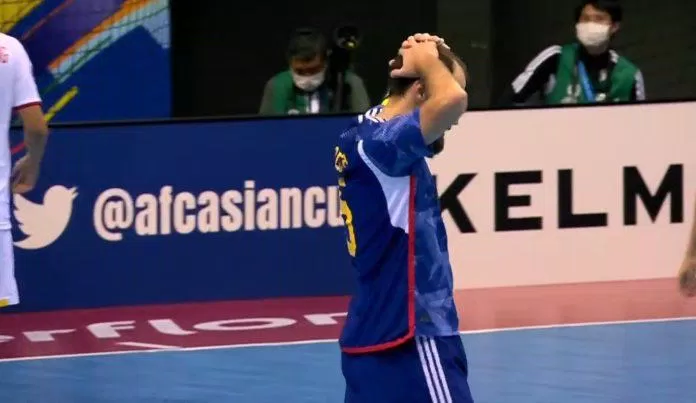 Cầu thủ hay nhất bên phía tuyển Futsal Nhật Bản tiếc nuối sau pha cản phá không tưởng của Hồ Văn Ý (Ảnh: Internet)