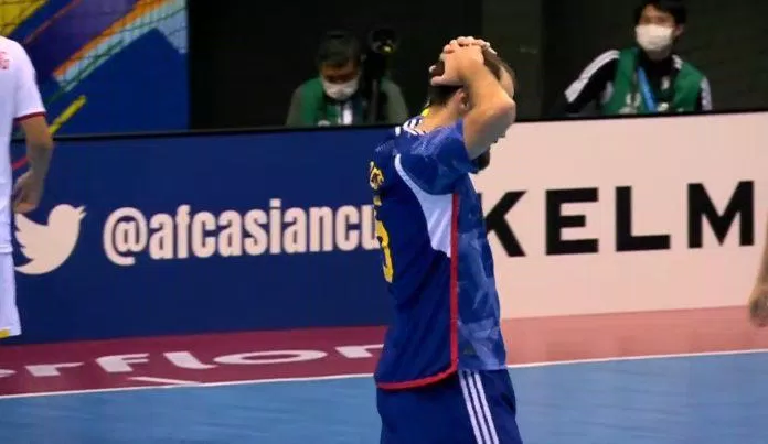 Cầu thủ hay nhất bên phía tuyển Futsal Nhật Bản tiếc nuối sau pha cản phá không tưởng của Hồ Văn Ý (Ảnh: Internet) Cầu thủ hay nhất bên phía tuyển Futsal Nhật Bản tiếc nuối sau pha cản phá không tưởng của Hồ Văn Ý (Ảnh: Internet)