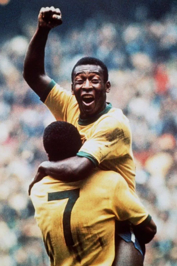 Hình ảnh Pele được Jairzinho bế lên tại World Cup 1970 đã trở thành biểu tượng của Vua bóng đá (Ảnh: Internet)