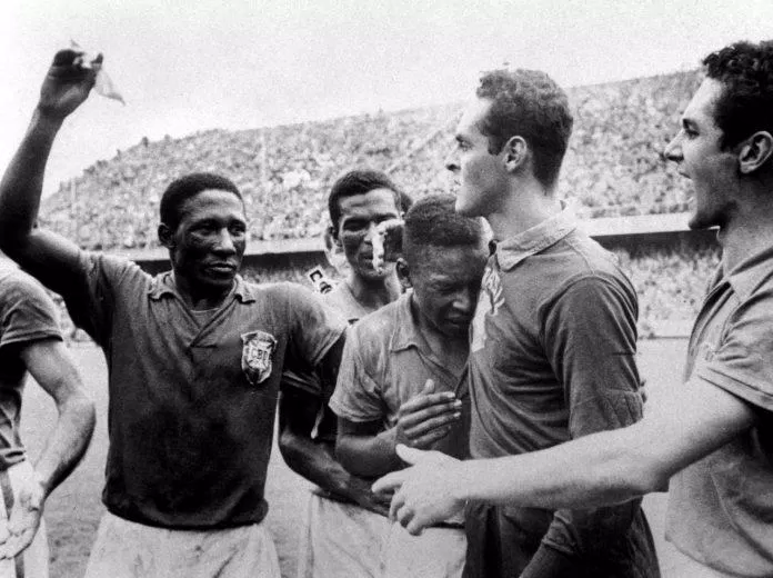 Pele lúc ấy mới chỉ 17 khóc nức nở khi cùng Brazil vô địch World Cup 1958 (Ảnh: Internet)